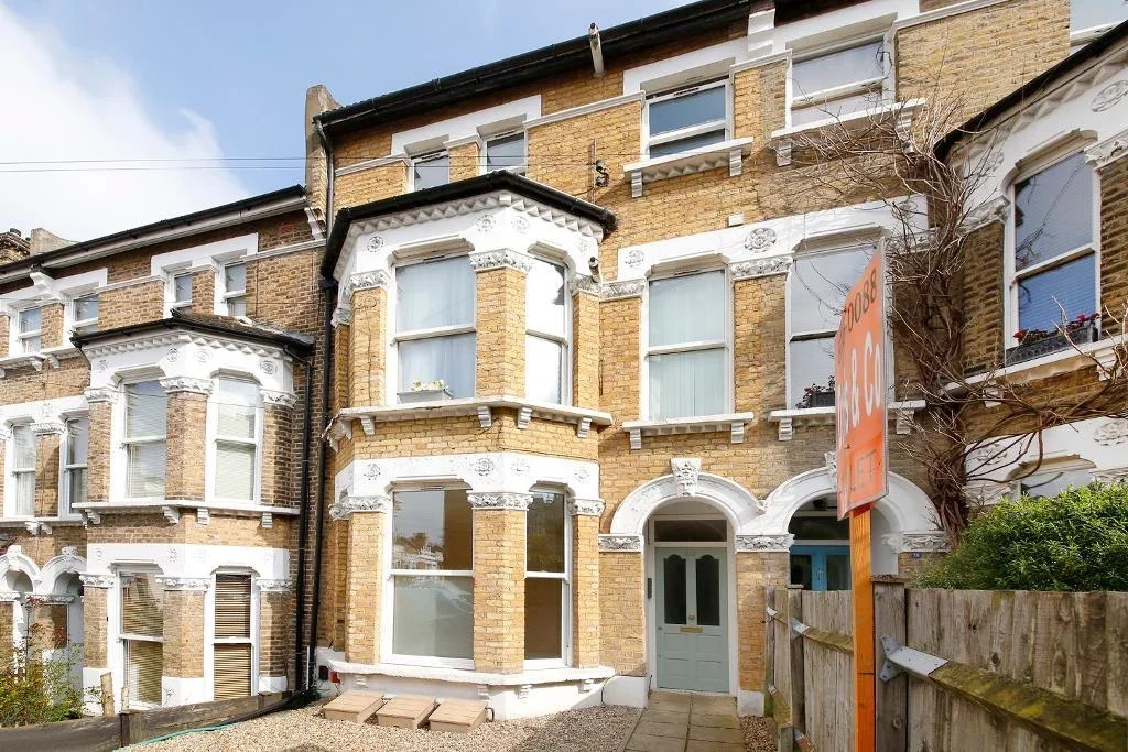 Flat Woodland Road in Greater London