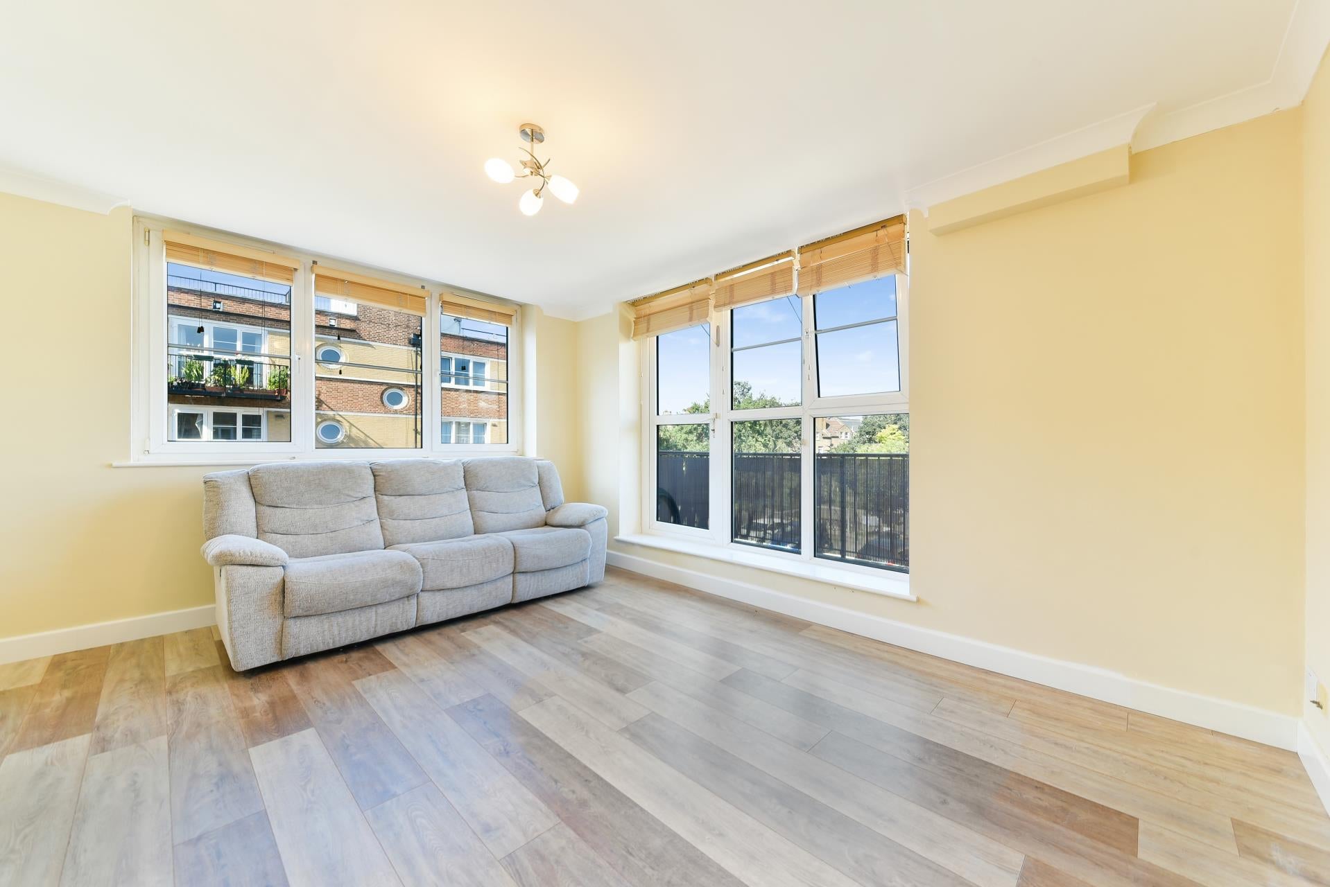 Flat Uxbridge Road in Greater London