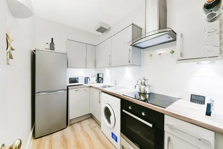 Flat Wapping High Street in Greater London