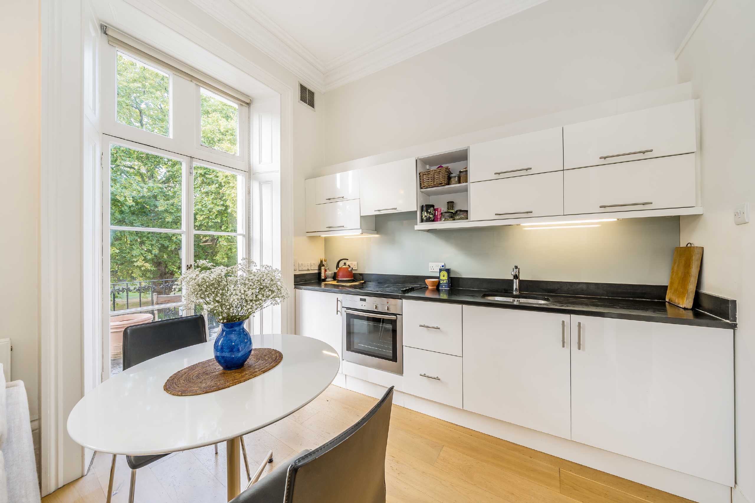 Flat Royal Crescent in Greater London