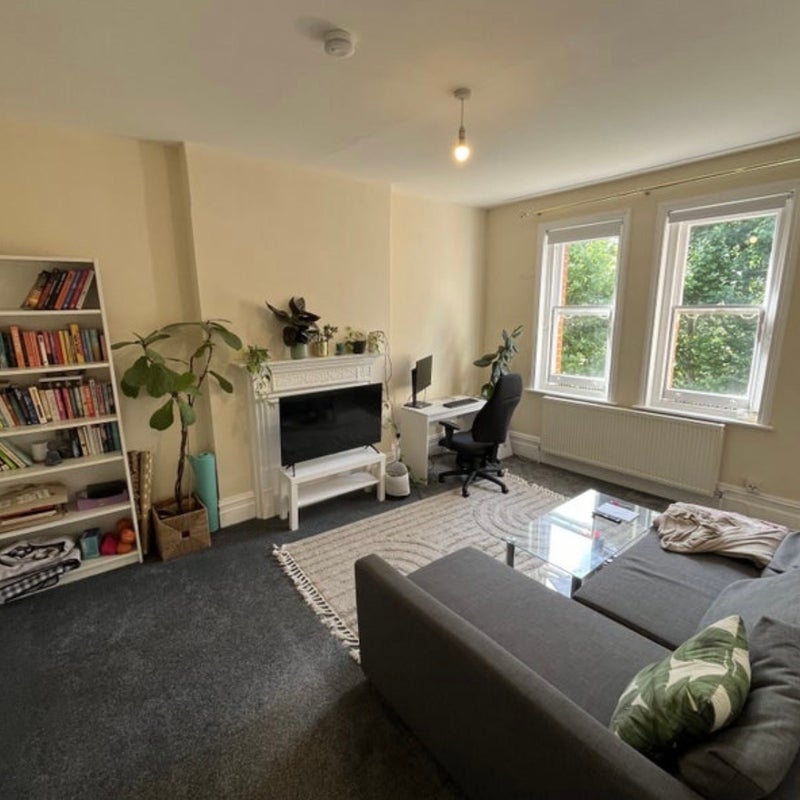 Room Grantully Road in City of Westminster