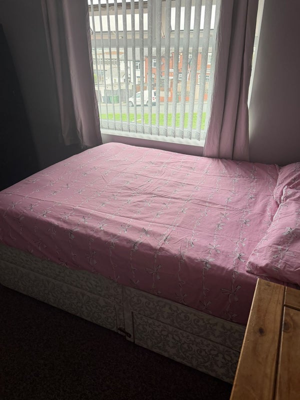 Room Silver Royd Avenue in Leeds