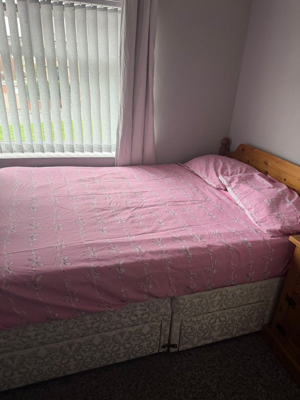 Room Silver Royd Avenue in Leeds