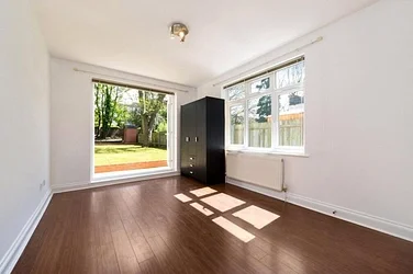 Flat Fairfax Road in Greater London