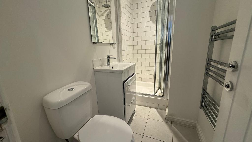 Room Brassie Avenue in Greater London