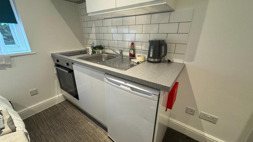 Room Brassie Avenue in Greater London