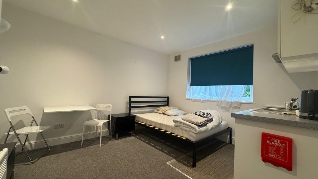 Room Brassie Avenue in Greater London
