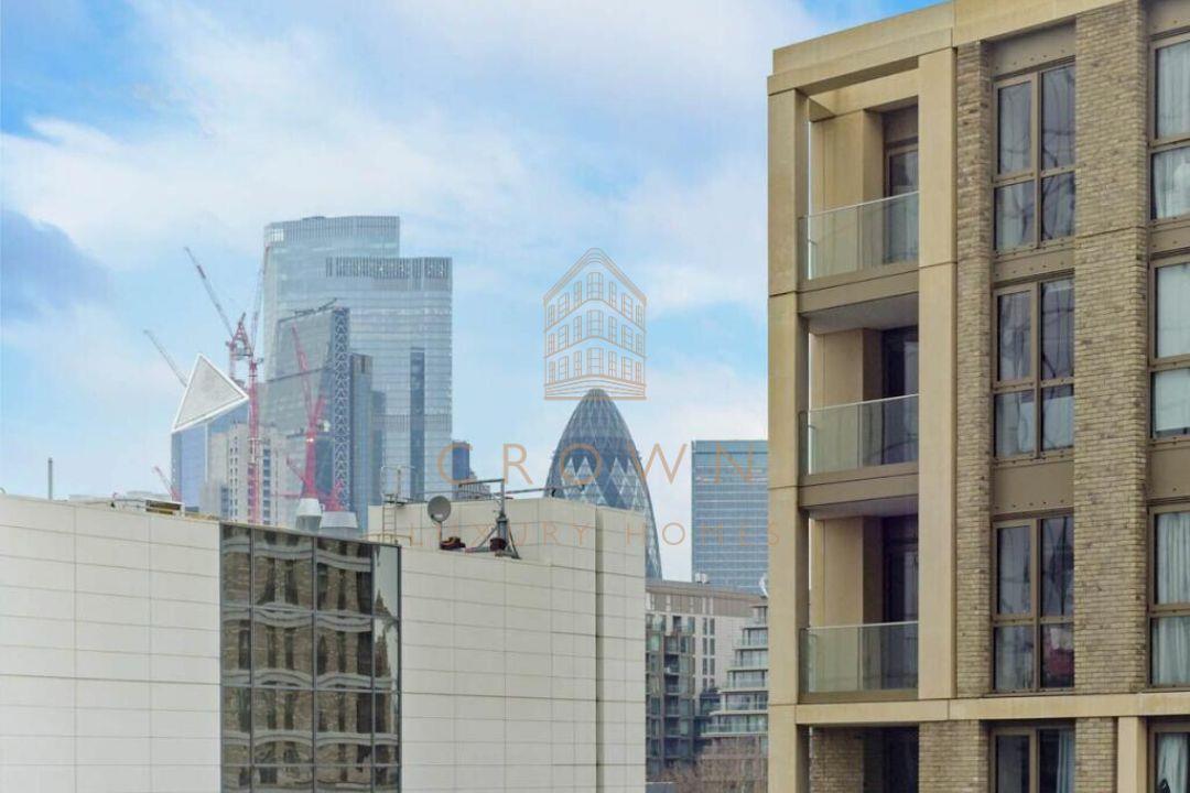 Flat Vaughan Way in Greater London