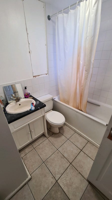 Room Lucey Way in Greater London