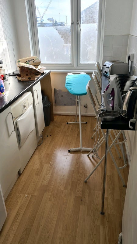Room Lucey Way in Greater London