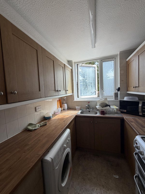 Room Lucey Way in Greater London