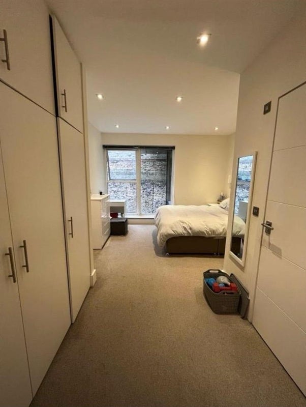 Flat Heneage Street in Greater London
