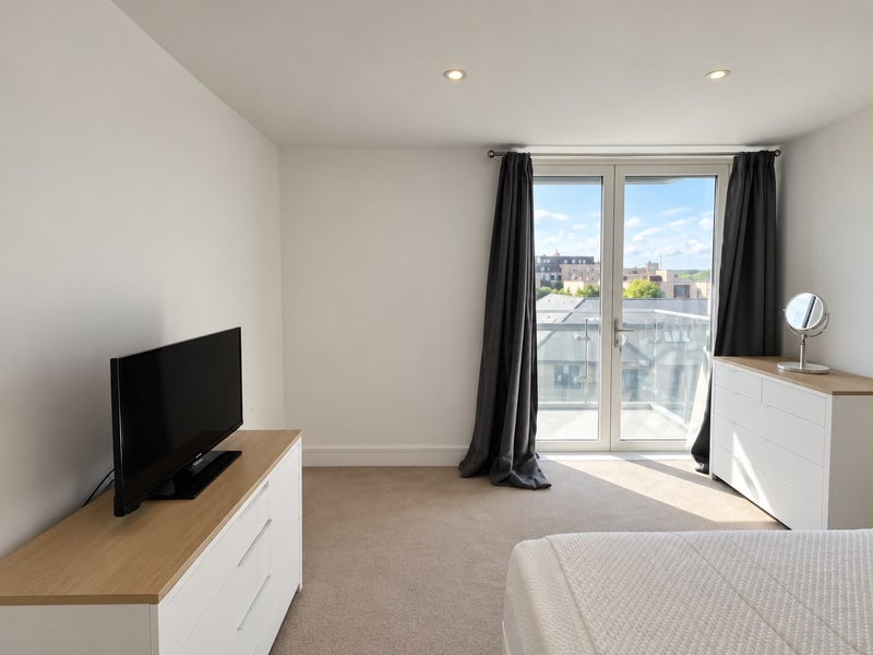 Room Plough Way in Greater London