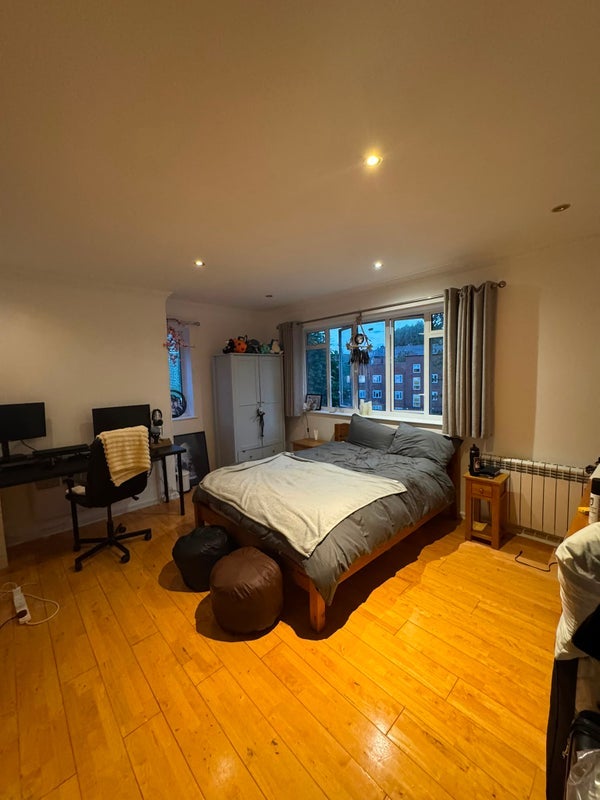 Room High Road in Greater London
