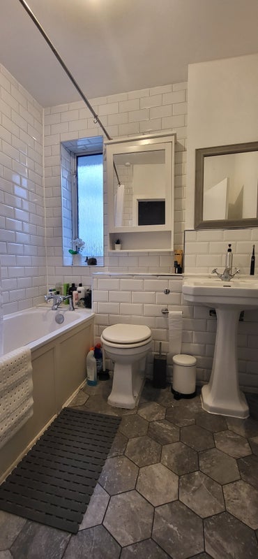 Room High Road in Greater London