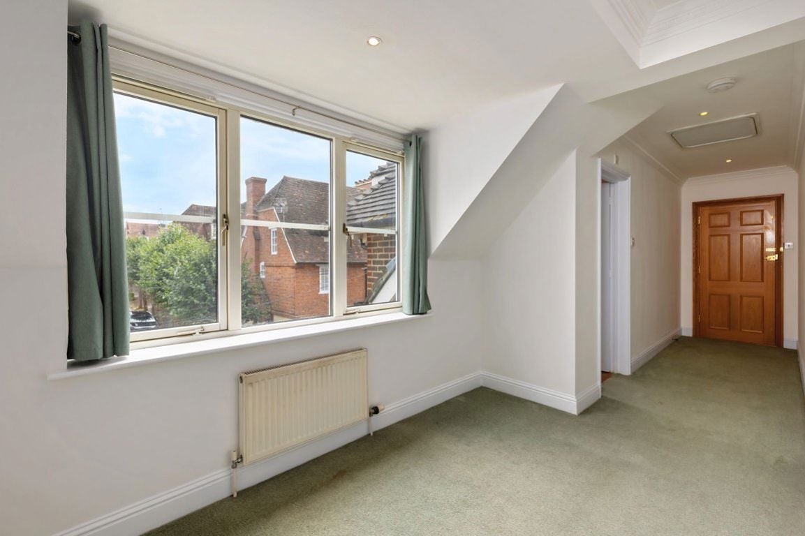Flat St Nicholas Court in Crawley