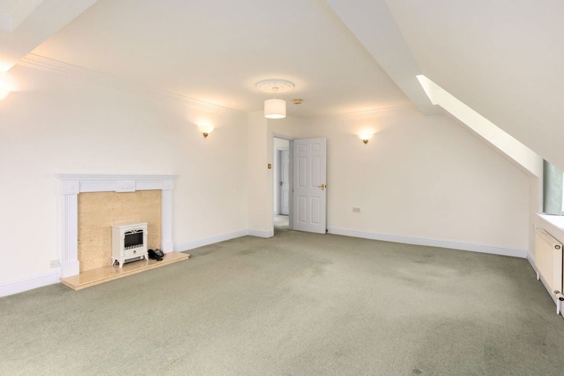 Flat St Nicholas Court in Crawley