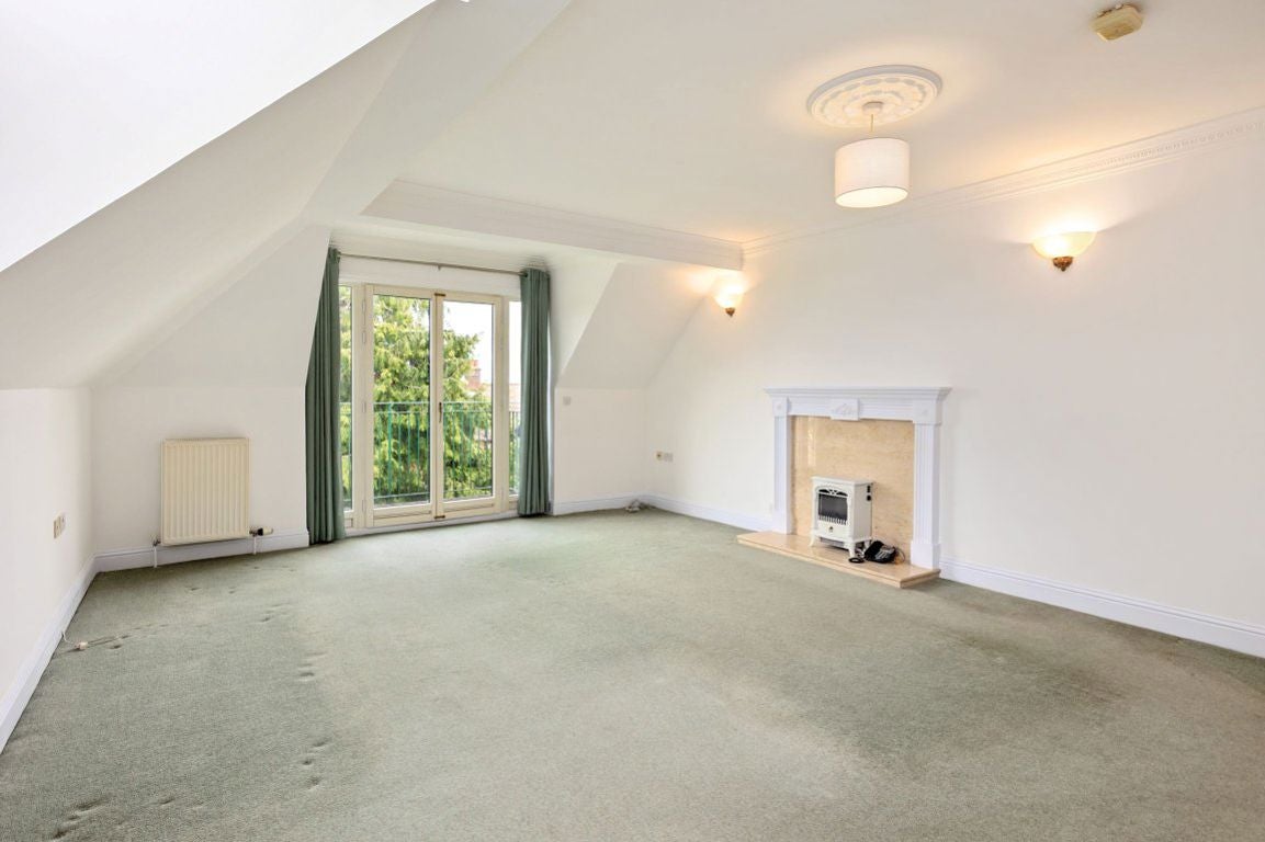 Flat St Nicholas Court in Crawley