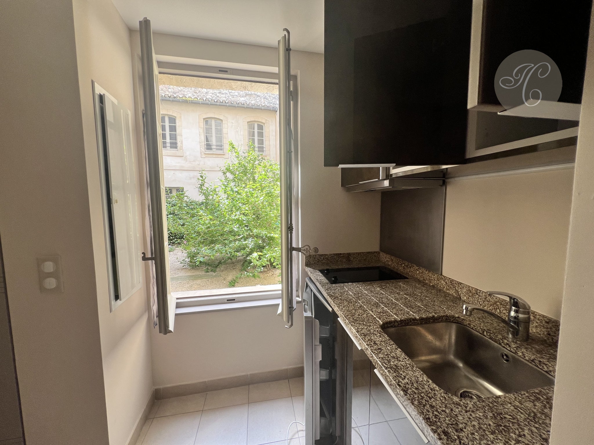 Flat Place des Carmes in Avignon