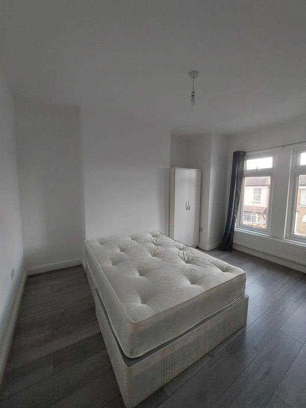 Flat Eversleigh Road in London