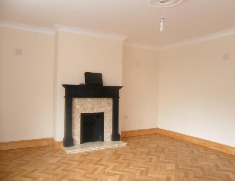Flat Heathcote Avenue in Greater London
