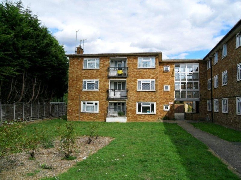 Flat Heathcote Avenue in Greater London