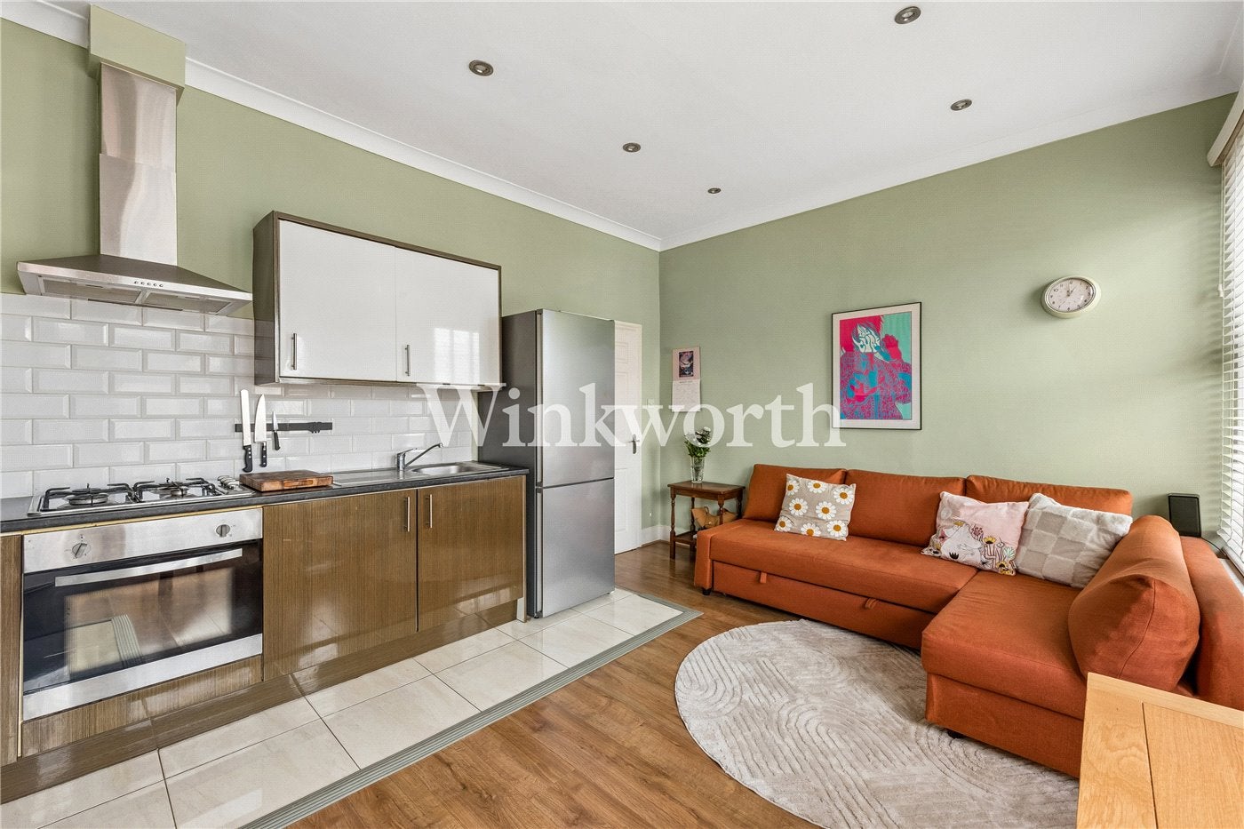 Flat Carlingford Road in Greater London
