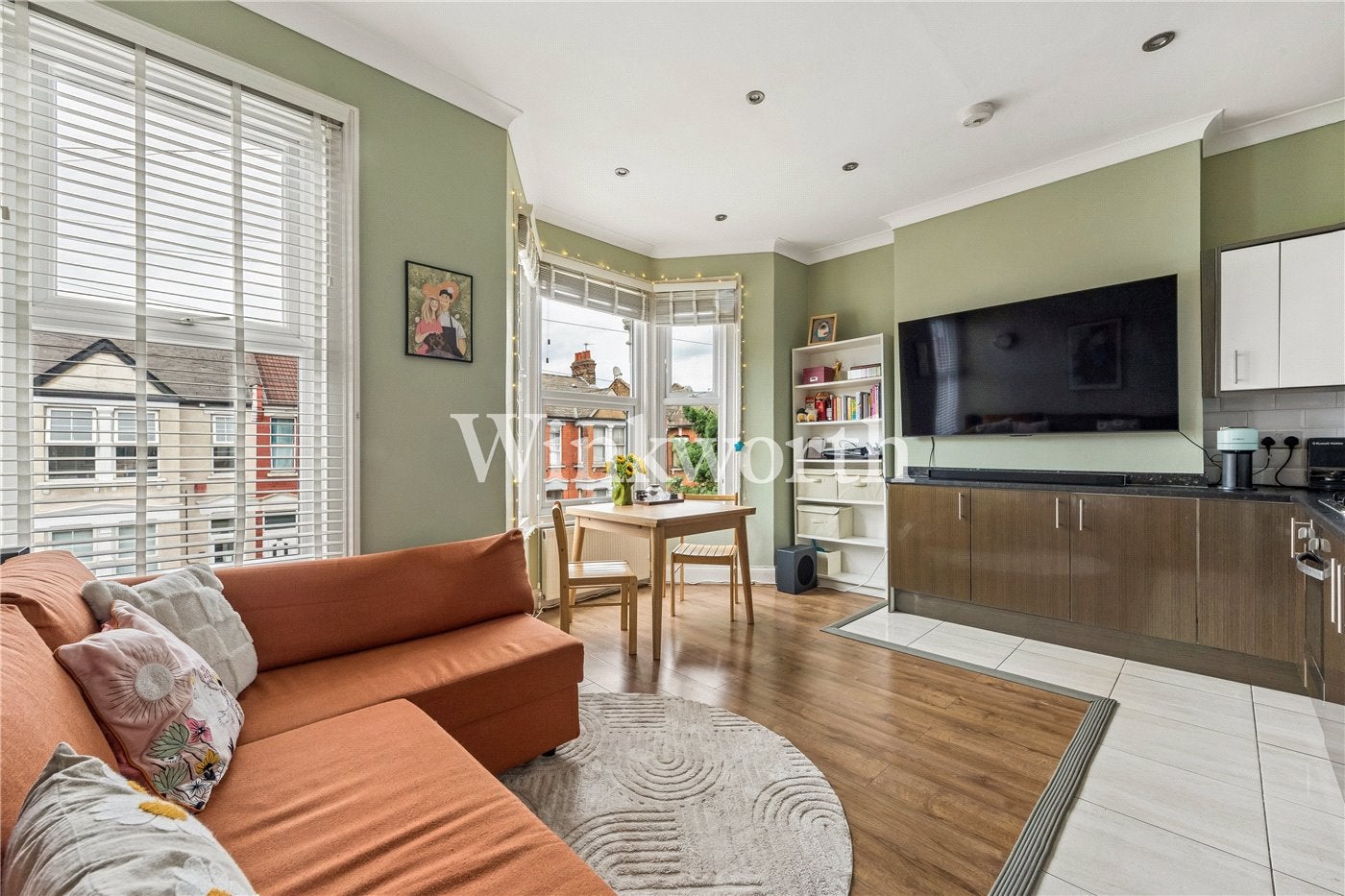 Flat Carlingford Road in Greater London