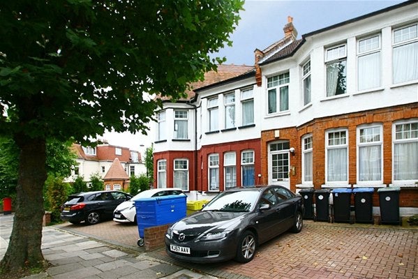 Flat Fox Lane in Greater London