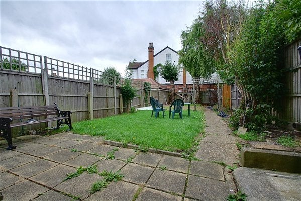 Flat Fox Lane in Greater London