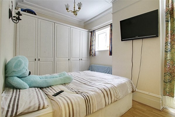 Flat Fox Lane in Greater London
