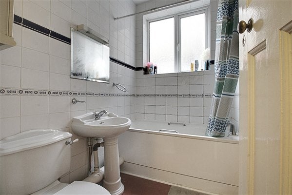 Flat Fox Lane in Greater London