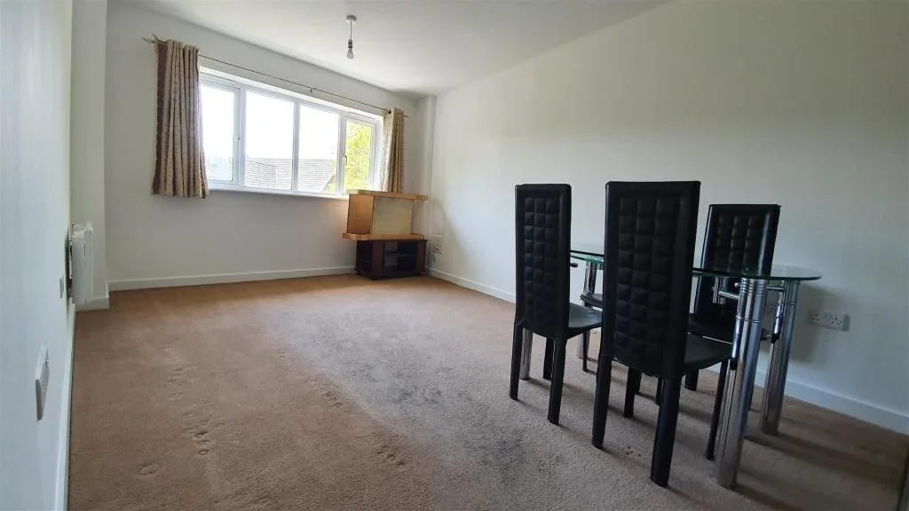 Flat Chalvey Road East in Slough