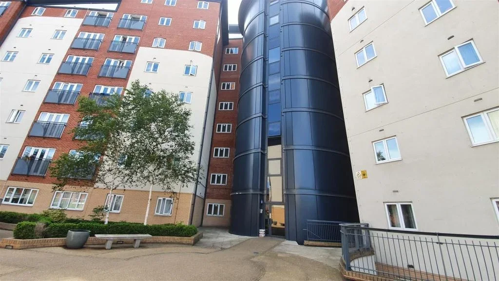 Flat Chalvey Road East in Slough
