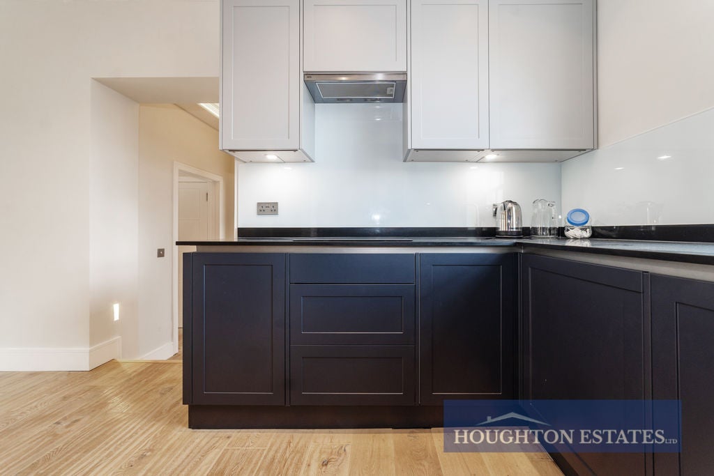 Flat Bristol Gardens in City of Westminster