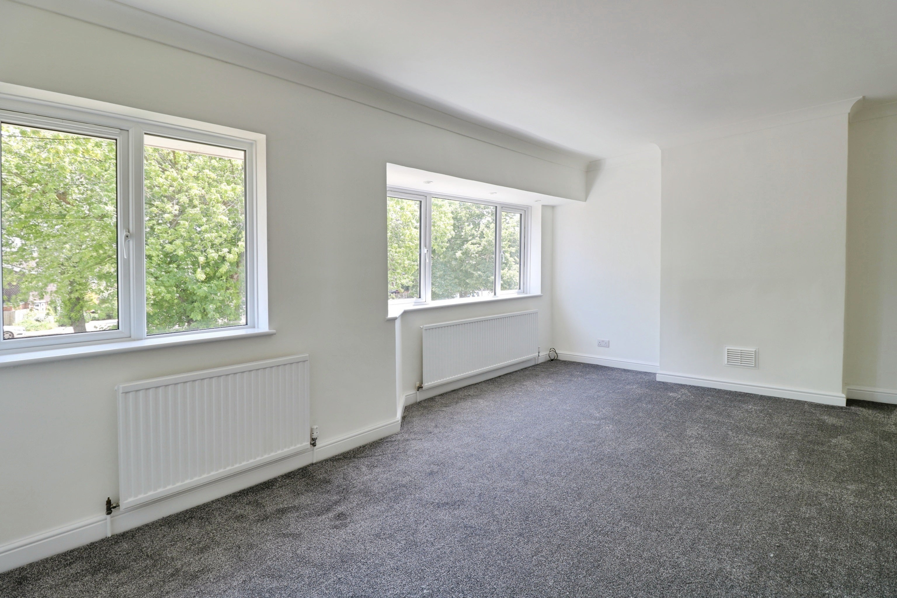 Flat Oakengrange Drive in Southend-on-Sea