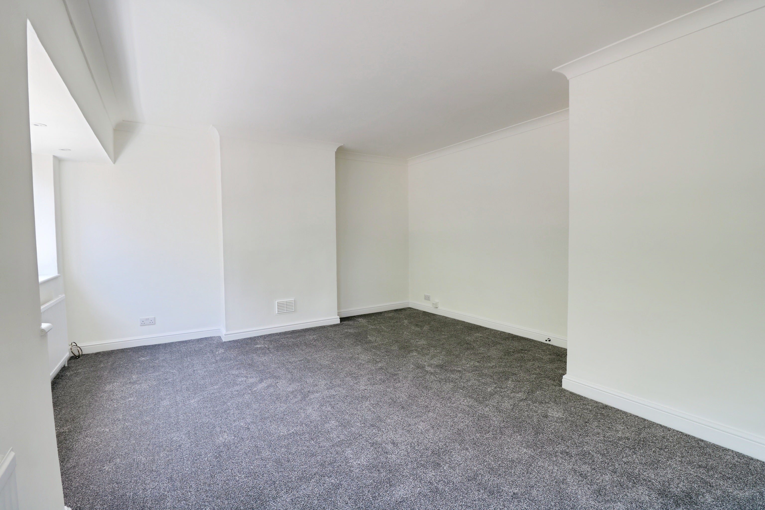 Flat Oakengrange Drive in Southend-on-Sea