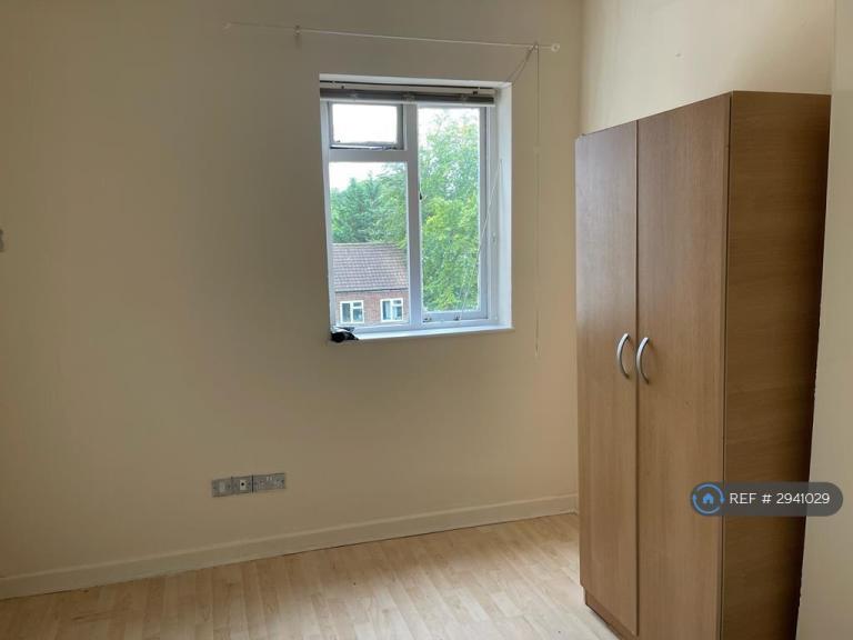 Room Milton Road in Luton