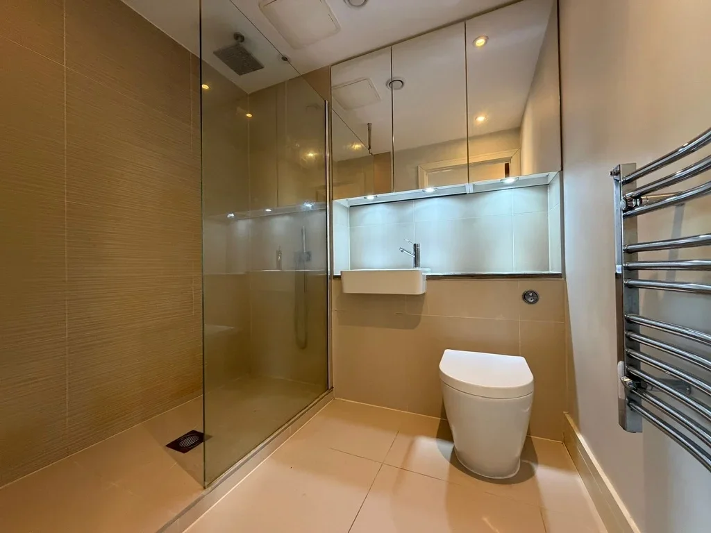 Flat George Row in Greater London
