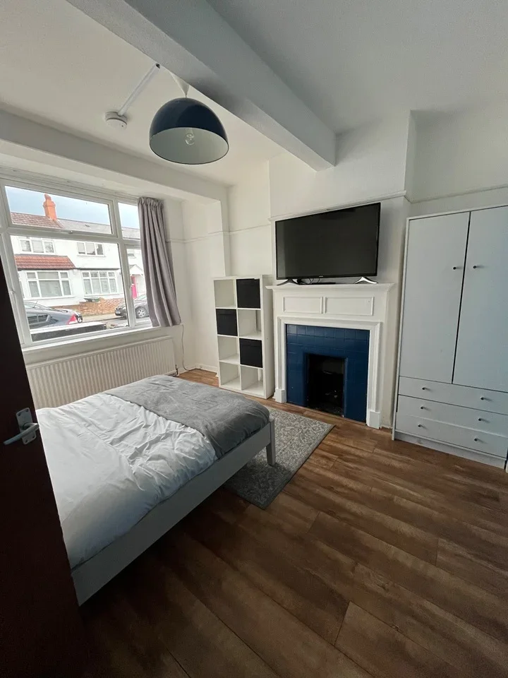 Room Woodmansterne Road in Greater London