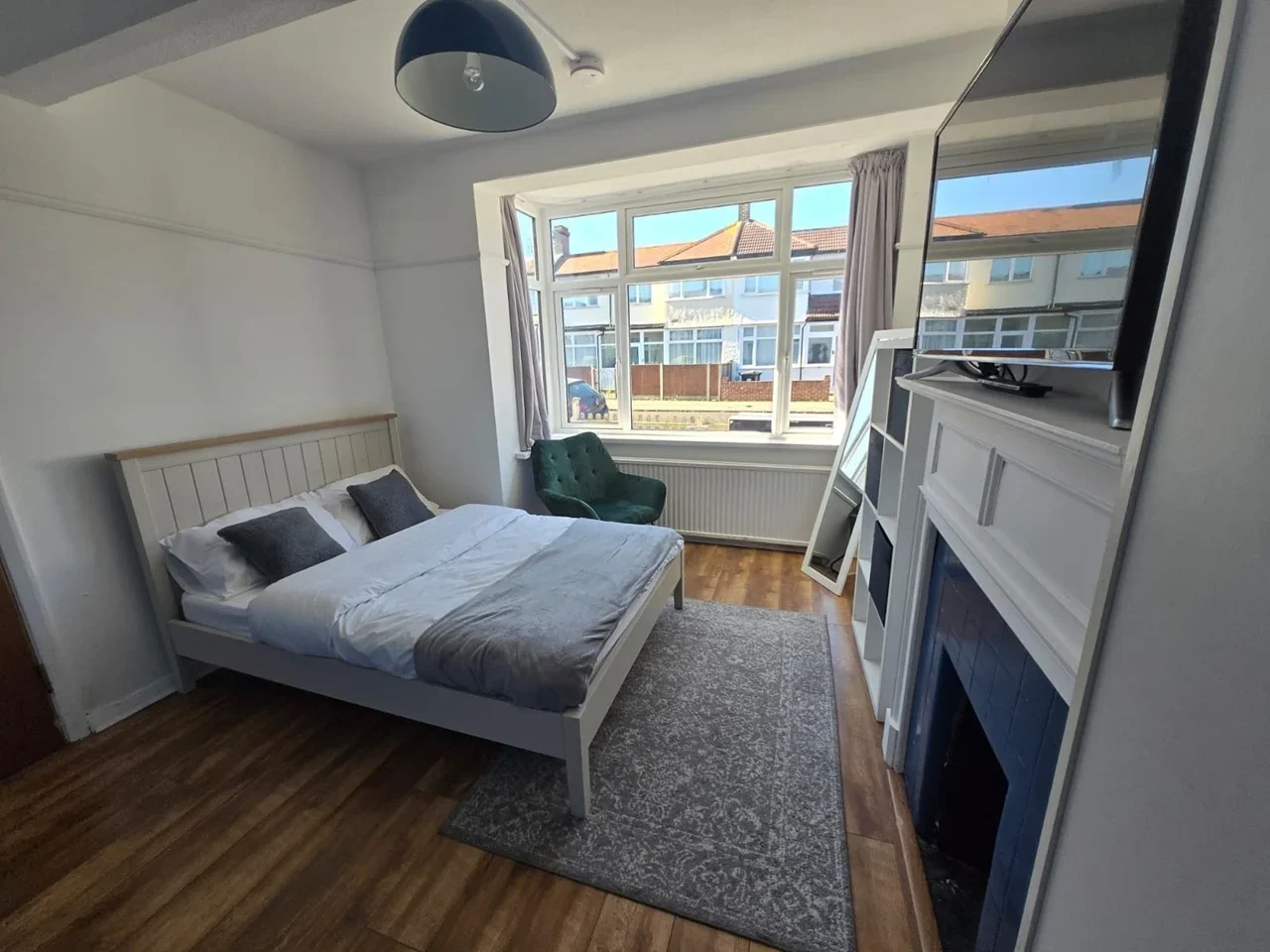 Room Woodmansterne Road in Greater London