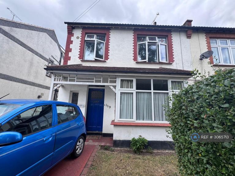 Flat Lonsdale Road in Southend-on-Sea