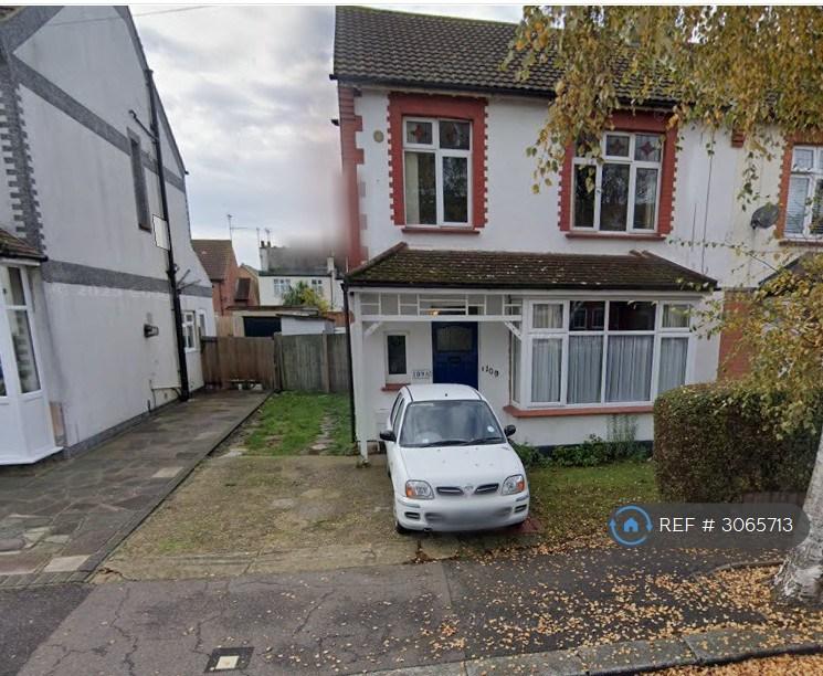 Flat Lonsdale Road in Southend-on-Sea