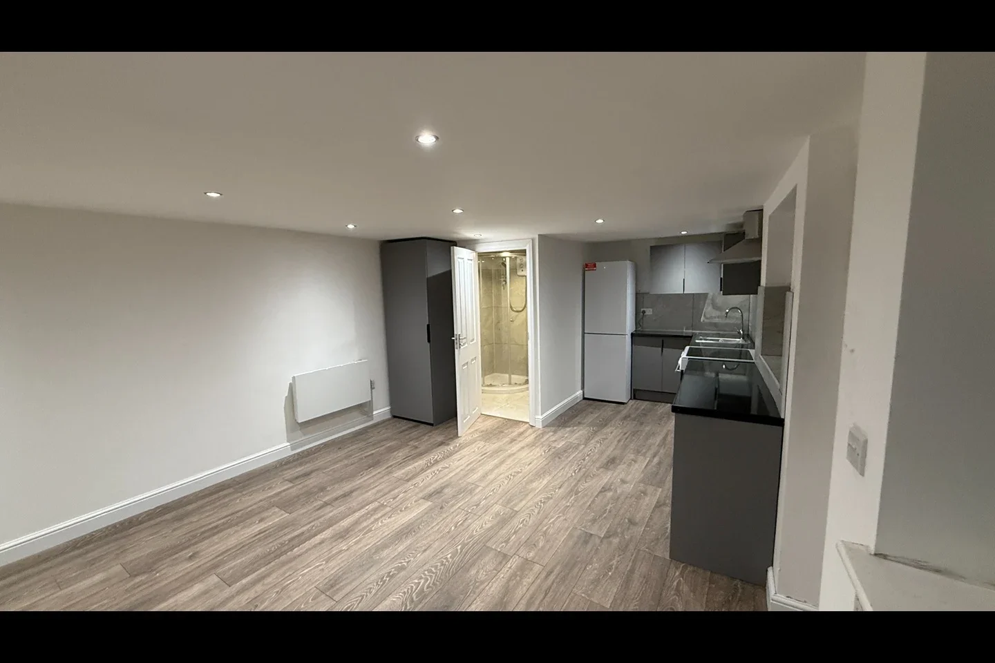 Flat Penderel Road in Greater London