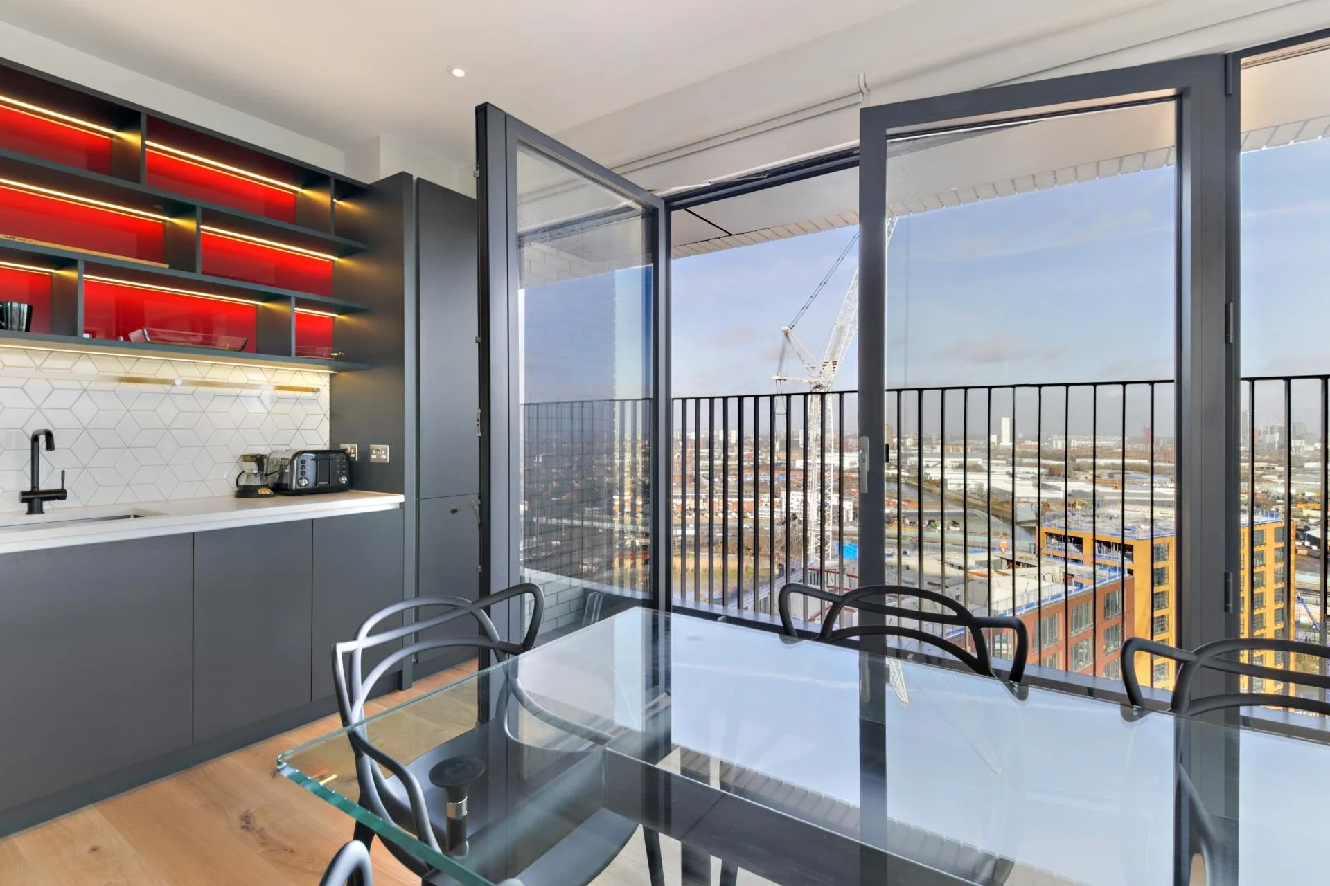 Flat Botanic Square in Greater London