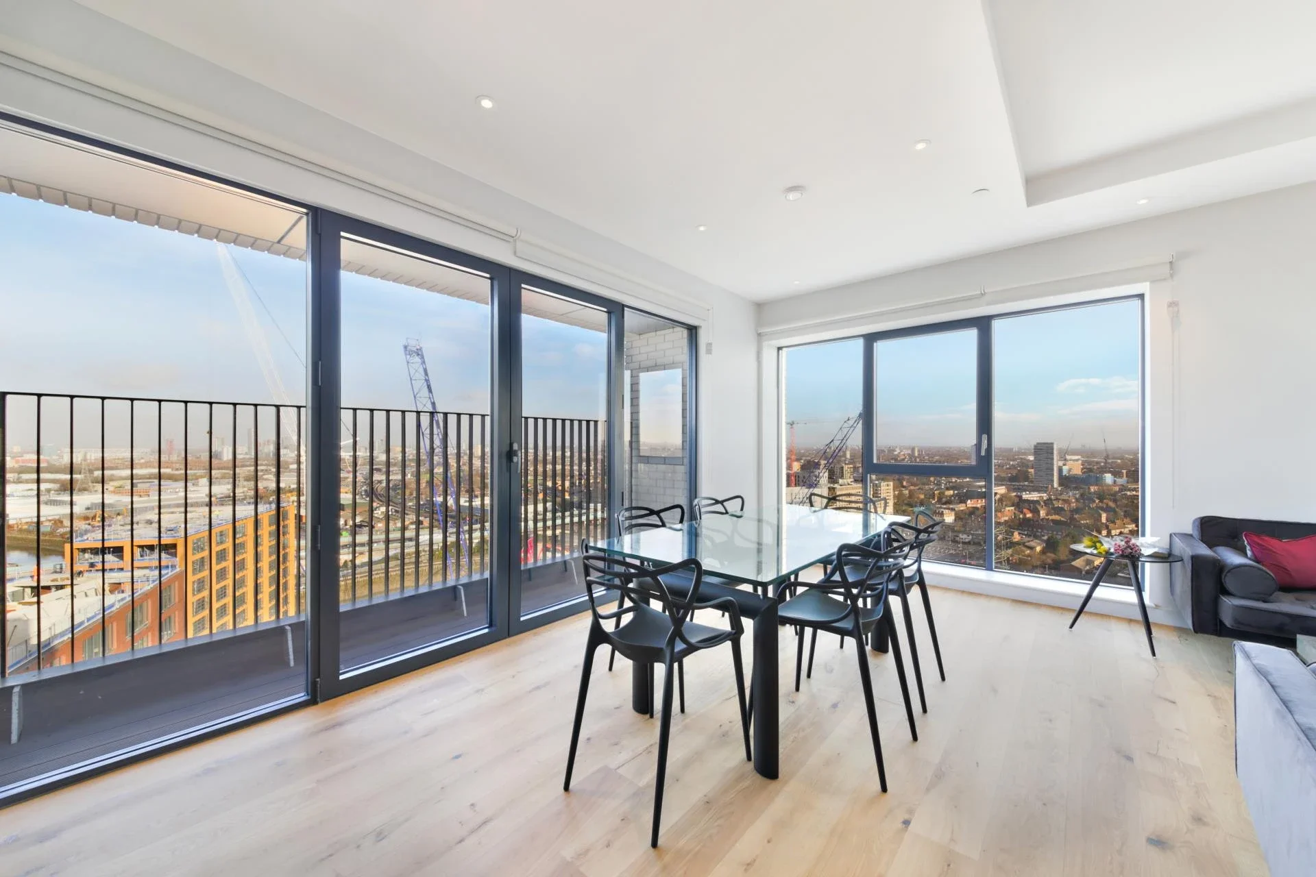 Flat Botanic Square in Greater London