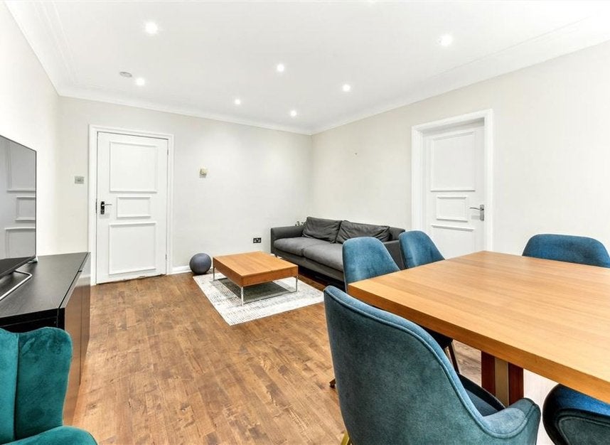 Flat Queensborough Mews in City of Westminster
