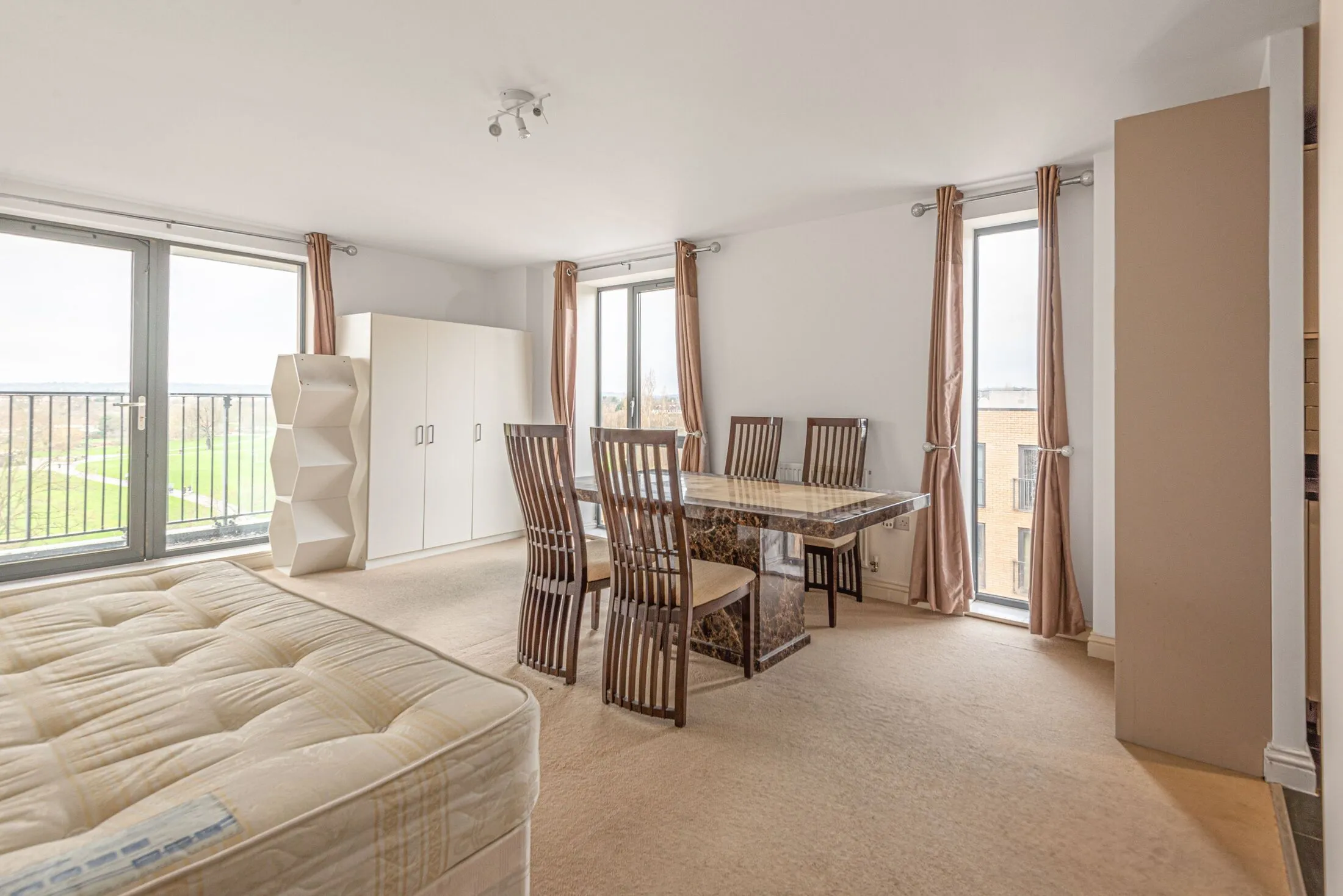 Flat Lingard Avenue in Greater London