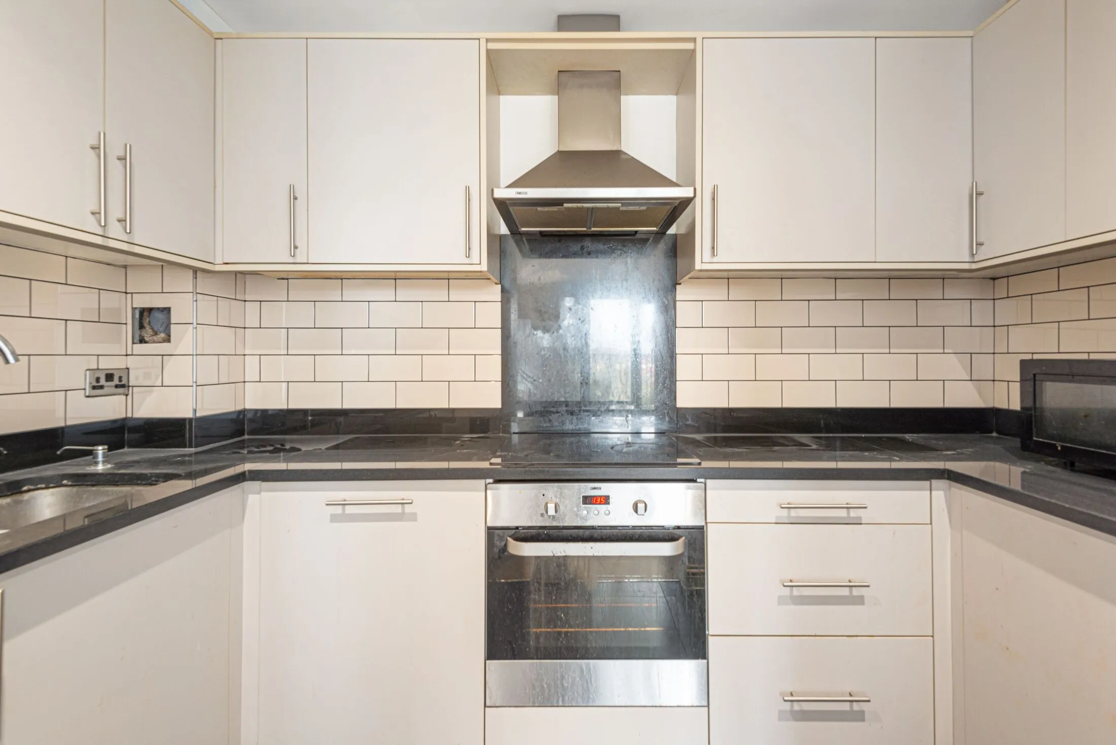 Flat Lingard Avenue in Greater London