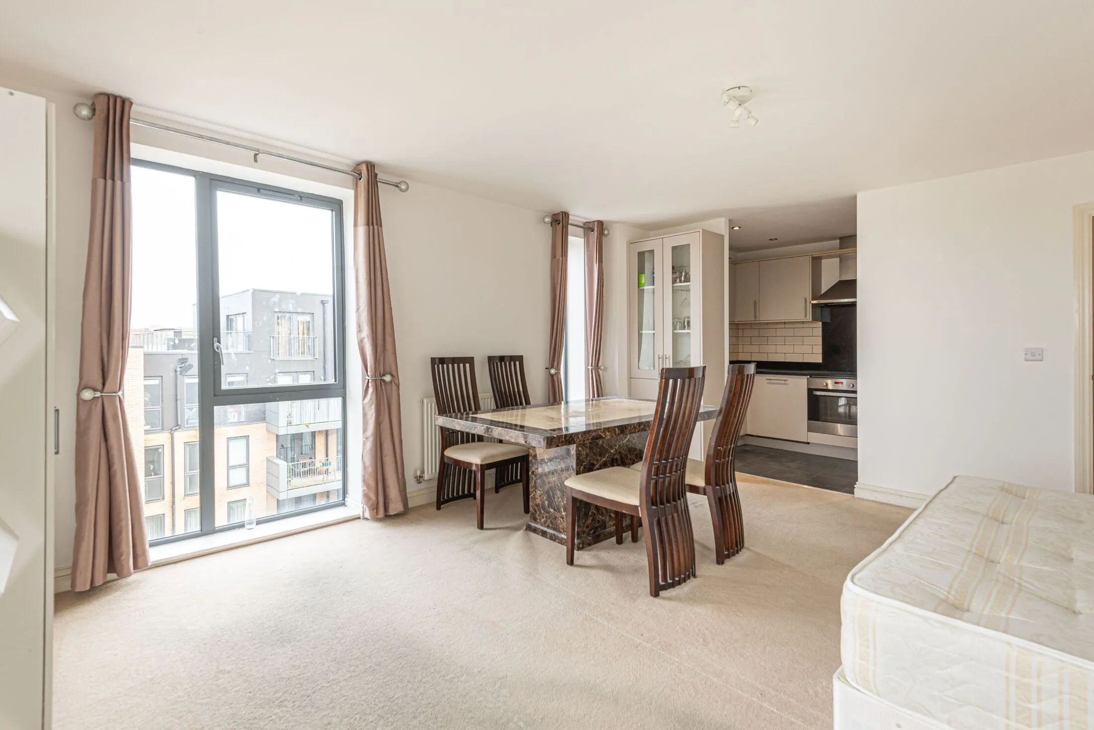 Flat Lingard Avenue in Greater London